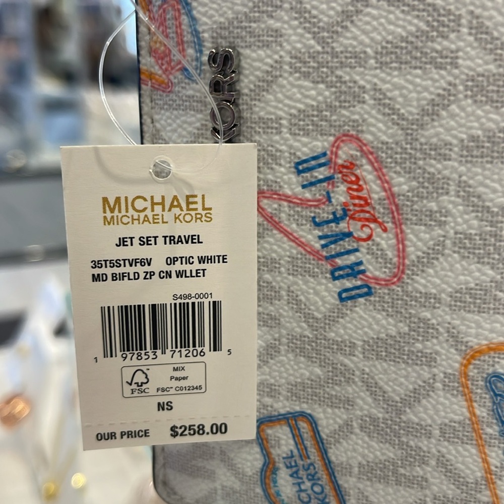 Michael Kors Jet Set Travel Md Printed Signature Logo Bi-Fold Wallet
Optic White - Picture 8 of 16